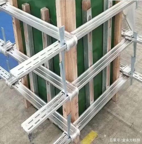 方柱緊固件是現(xiàn)代建筑工程施工中,頻繁使用的建筑施工材料,主要用于方